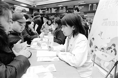 蘭州大學(xué)第一醫(yī)院舉行“新年！新高度！”兒童保健義診活動