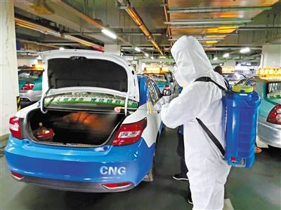 免費(fèi)接送一線抗“疫”人員 蘭州奔馬雷鋒車隊，你們真棒！