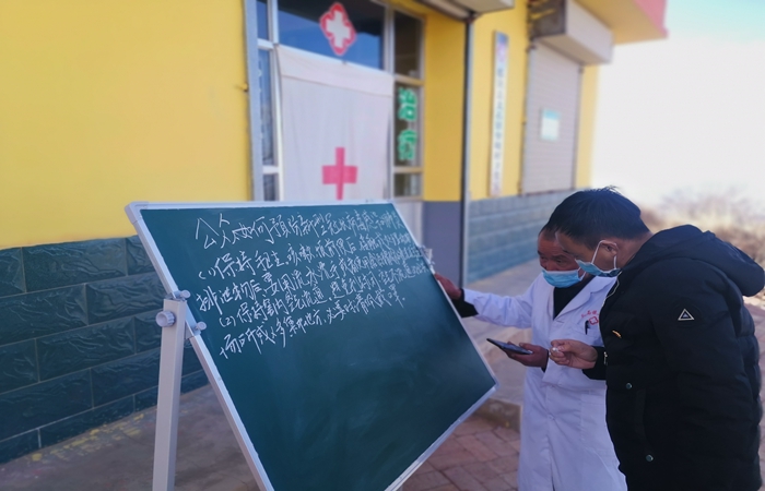 市紀(jì)委監(jiān)委駐村幫扶干部馬維高在村衛(wèi)生室宣傳疫情防控知識(shí)。.jpg