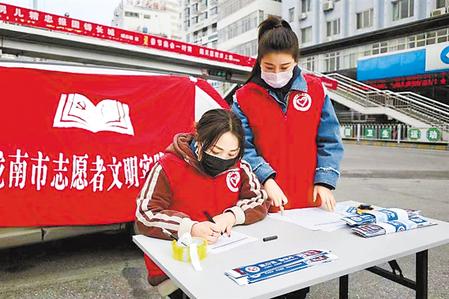 這個(gè)春天，那一抹鮮亮的“志愿紅”　——隴原志愿者戰(zhàn)“疫”記