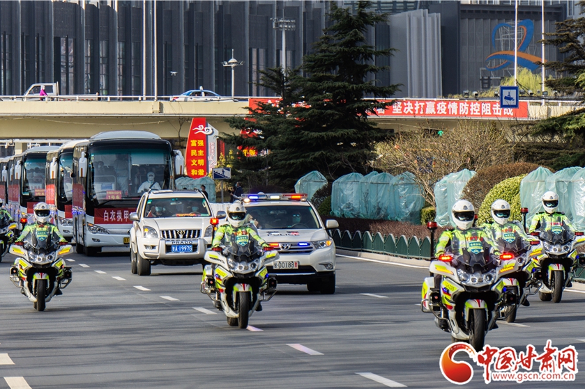 甘肅省第六批支援湖北醫(yī)療隊(duì)凱旋歸來(lái) 蘭州公安交警最高禮遇護(hù)航（圖）