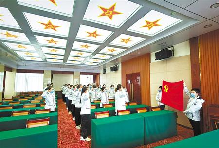 一次難得的黨課——甘肅第二、第三批援鄂醫(yī)療隊預(yù)備黨員宣誓儀式側(cè)記