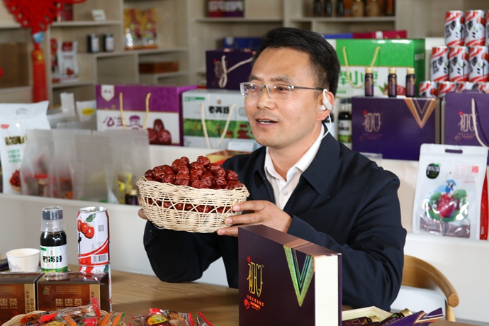 “縣長直播天團”唱響“甘貨春之聲”，售出近30種甘貨1萬余件 開進(jìn)直播間的網(wǎng)絡(luò)扶貧博覽會，受百萬網(wǎng)友點贊 