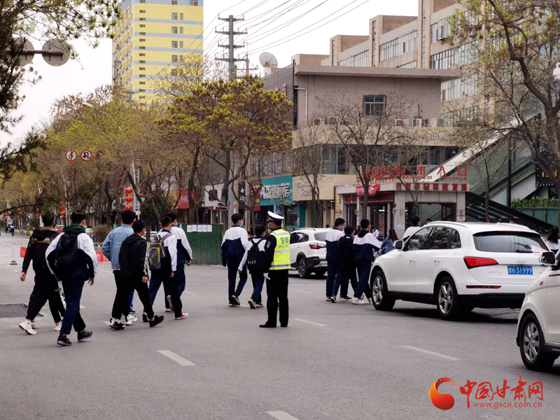 保駕護航！涼州公安交警“護學(xué)崗” 撐起“平安傘”