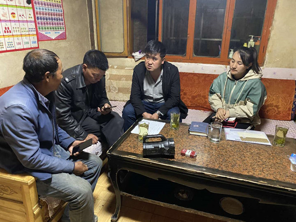 圖為木耳鎮(zhèn)紀檢干事盧建民（左三）連夜在多壩村多壩組奚連德家中了解受災(zāi)情況，排查安全隱患，并宣傳發(fā)生次生災(zāi)害的相關(guān)知識。_副本.jpg