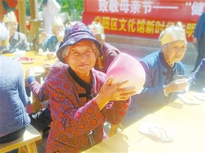 母親節(jié)，白銀“花村”擺了一場“敬老宴”