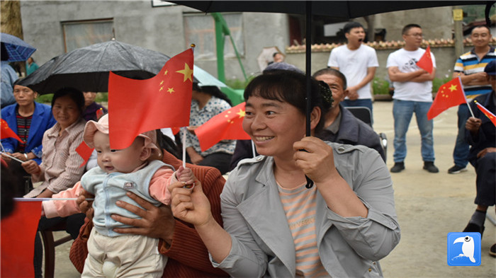 隴南市紀(jì)委監(jiān)委黨員干部與宕昌縣官亭鎮(zhèn)杜家村群眾一起慶祝黨的生日。_副本.jpg