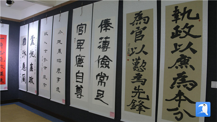 7月1日上午，定西市通渭縣紀(jì)委監(jiān)委舉辦“襄郡清風(fēng)·喜迎建黨99周年”廉政文化書畫展，共同為黨的生日獻(xiàn)禮。_副本.jpg