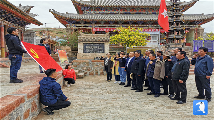 “七一”前夕，甘南州紀(jì)委監(jiān)委機(jī)關(guān)第二黨支部組織支部黨員和幫扶村黨員赴臨潭縣新城鎮(zhèn)蘇維埃舊址紅色教育基地參觀學(xué)習(xí)活動(dòng)。_副本.jpg