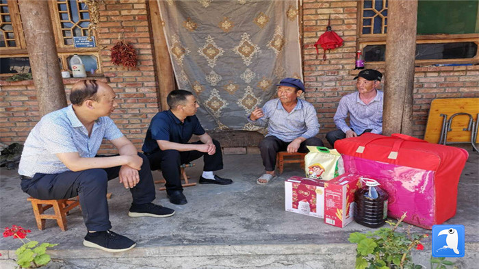 在建黨99周年來(lái)臨之際，隴南市禮縣紀(jì)委監(jiān)委在中壩鎮(zhèn)、三峪鄉(xiāng)開(kāi)展“七一”慰問(wèn)老黨員、困難黨員活動(dòng)，為他們送去組織的關(guān)懷和節(jié)日的問(wèn)候。_副本.jpg