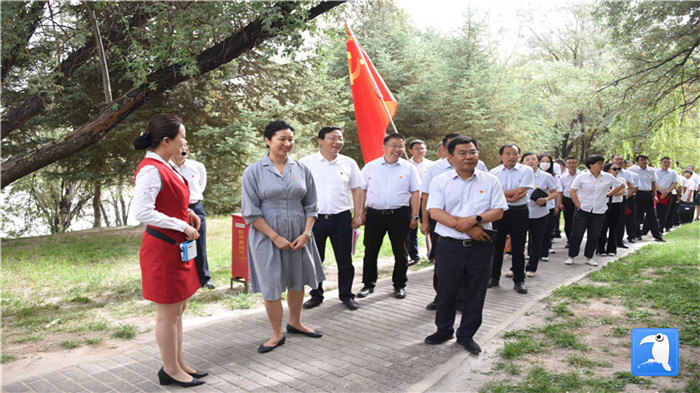 7月1日，嘉峪關(guān)市紀(jì)委監(jiān)委機(jī)關(guān)黨委在迎賓湖絲路廉潔文化主題公園舉行慶祝黨建99周年迎“七一”主題黨日活動(dòng)。_副本.jpg