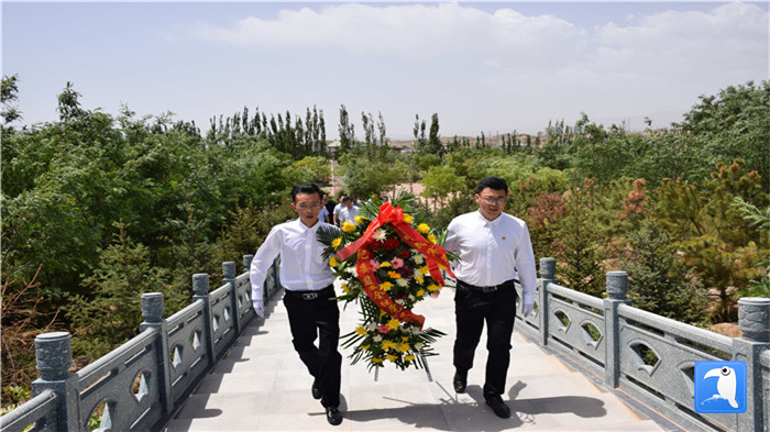 七一”前夕，白銀市紀(jì)委監(jiān)委機(jī)關(guān)黨委組織黨員來(lái)到紅軍西路軍景泰烈士陵園開(kāi)展主題黨日活動(dòng)。 朱鵬拍攝_副本.jpg