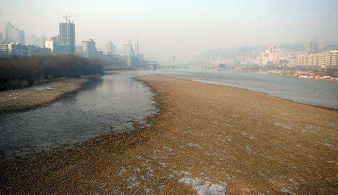 市民：黃河水位大降會不會影響供水？ 水務(wù)部門：枯水期流量偏小屬于正?，F(xiàn)象