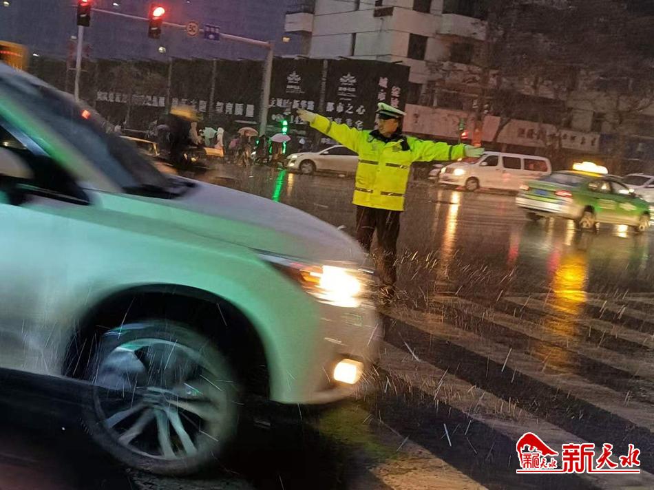 風雪襲來，天水最美“警色”在路上！
