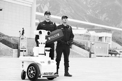 新奇！5G巡邏機(jī)器人亮相隴南武都街頭