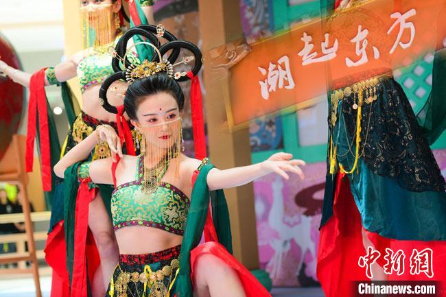 圖為今年9月5日，在重慶亮相的敦煌博物館“潮起東方”主題活動(dòng)現(xiàn)場(chǎng)。敦煌博物館供圖