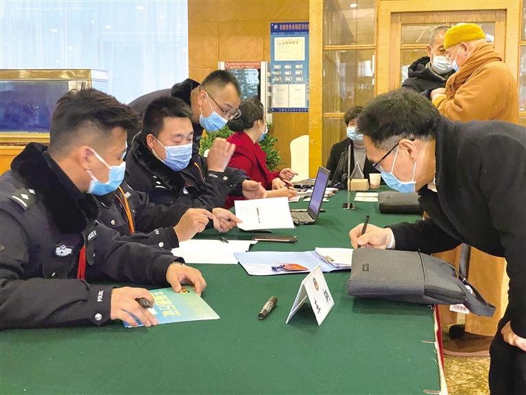 政協(xié)委員報到 蘭州進(jìn)入“兩會時間”