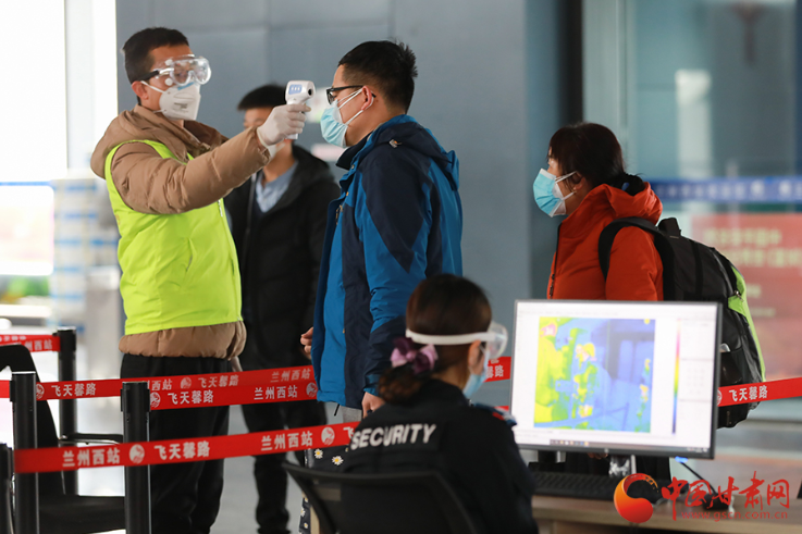 回家路上，請(qǐng)配合疫情防控要求 