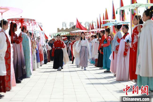 甘肅敦煌玉門(mén)關(guān)景區(qū)上演“古裝巡關(guān)”再現(xiàn)古絲路盛景