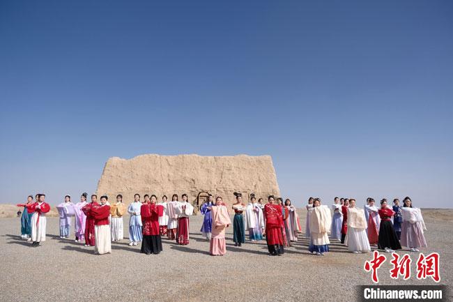 數(shù)十位身著古裝的女性通過(guò)體驗(yàn)賞漢舞、習(xí)漢禮、吟誦詩(shī)詞等中華傳統(tǒng)文化，再現(xiàn)古絲綢之路的繁華盛景?！∏窳?攝