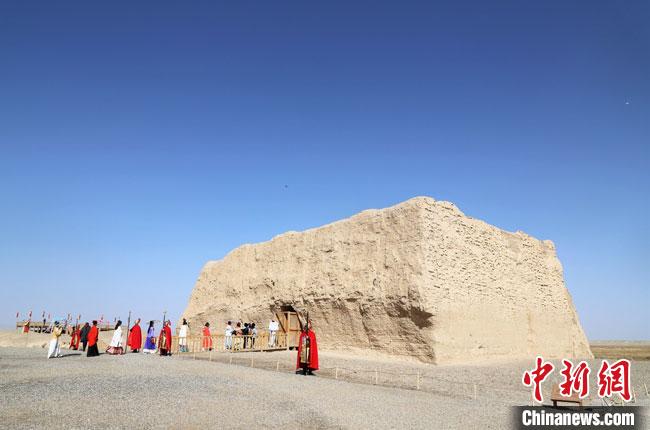 數(shù)十位身著古裝的女性通過(guò)體驗(yàn)賞漢舞、習(xí)漢禮、吟誦詩(shī)詞等中華傳統(tǒng)文化，再現(xiàn)古絲綢之路的繁華盛景?！⊥踺?攝