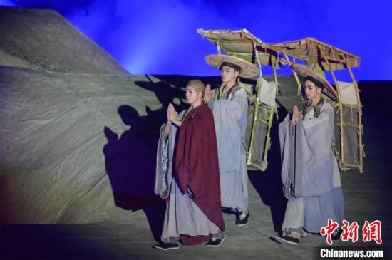 圖為演出現(xiàn)場，該劇獨創(chuàng)360度旋轉(zhuǎn)并前后移動觀眾席，顛覆傳統(tǒng)劇場舞臺表演模式?！⊥醣筱y 攝