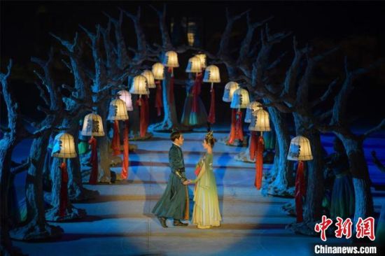 圖為全新升級《敦煌盛典》，新增戰(zhàn)馬、燈籠矩陣，以及最新聲、光、電硬件設(shè)施?！⊥醣筱y 攝