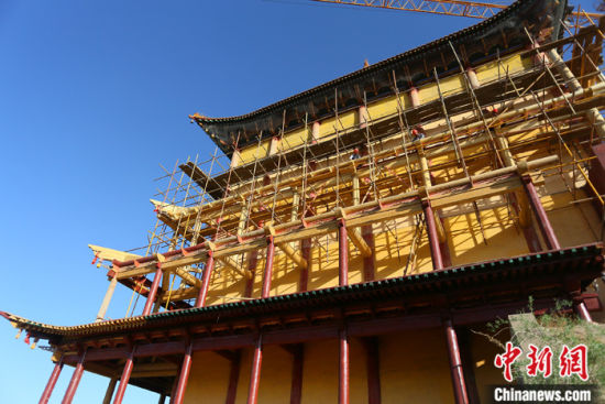 圖為5月上旬，甘肅山丹縣大佛寺內(nèi)，正在修繕中的古建筑大雄寶殿。 中新社記者 高展 攝