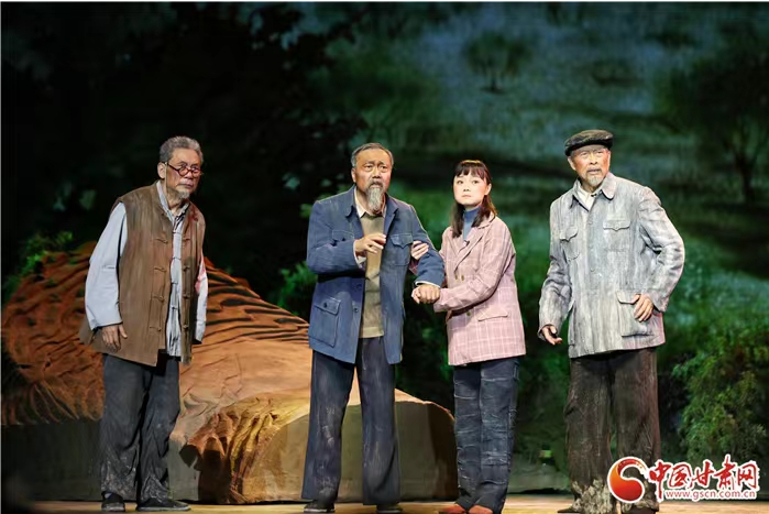 大型原創(chuàng)話劇《八步沙》在蘭州首演 展現(xiàn)“時(shí)代楷?！敝紊吃炝制D苦歲月
