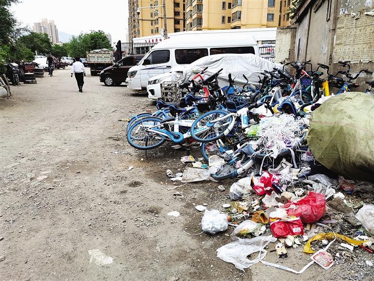 百米土路臟亂差，誰來管？經(jīng)記者協(xié)調(diào)，社區(qū)組織志愿者進行了清理
