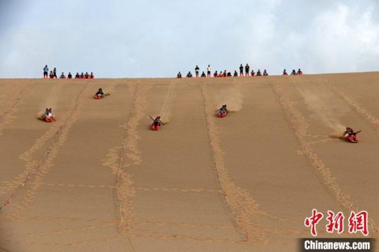 6月13日，敦煌鳴沙山月牙泉景區(qū)舉辦滑沙比賽?！垥粤?攝