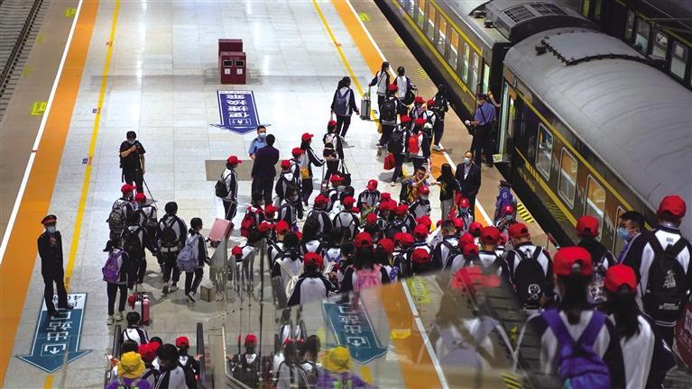 “環(huán)西部火車(chē)游·美麗鐵路” 紅色研學(xué)專列載夢(mèng)啟程