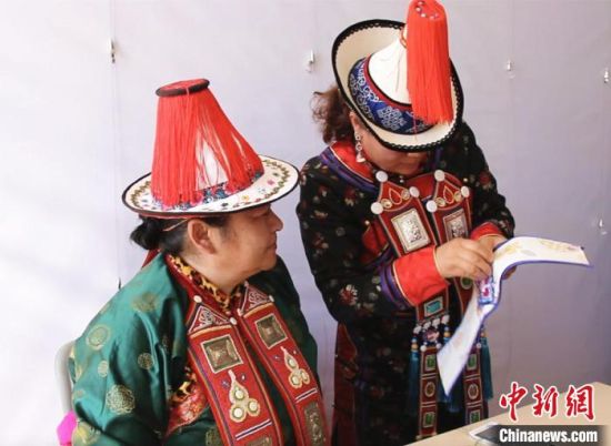 圖為用活態(tài)傳習的模式促進裕固族非物質文化遺產的保護傳承?！∈缝o靜 攝