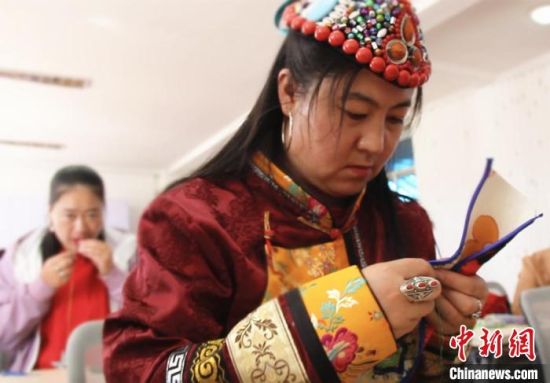 圖為裕固族婦女學習刺繡?！∈缝o靜 攝