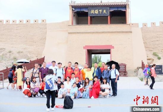 歷經(jīng)數(shù)十載保護(hù)修繕的古老關(guān)城得以延年益壽，成為了海內(nèi)外游客“絲路游”的必經(jīng)打卡地?！「哒?攝