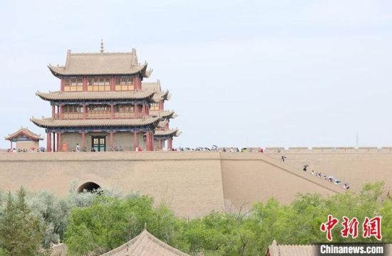歷經(jīng)數(shù)十載保護修繕的古老關城得以延年益壽，成為了海內(nèi)外游客“絲路游”的必經(jīng)打卡地。　高展 攝