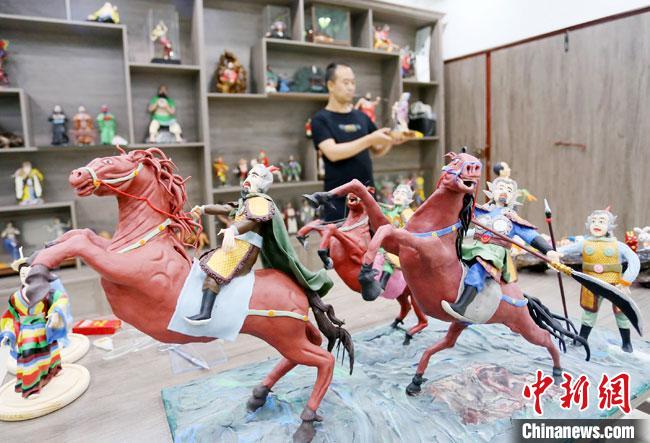 安秋平是成州面塑第五代傳承人，也是當(dāng)?shù)匚ㄒ粓?jiān)守面塑制作的人?！「哒?攝