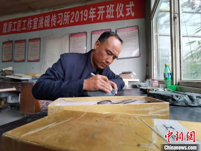 甘肅卓尼洮硯融合文化提升內(nèi)涵：不只一硯一銘，還要一盒一拓