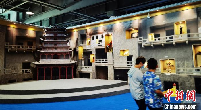 該展覽還借助科技手段，復原“藏經(jīng)洞”場景，將莫高窟“搬進”展廳?！《∷?攝