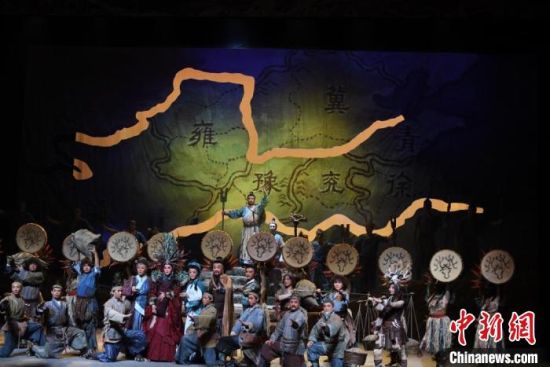 作為隴劇“梅花”，雷通霞在《大禹治水》中甘當(dāng)“綠葉”，該劇推出后，反響十分熱烈。(資料圖) 楊艷敏 攝