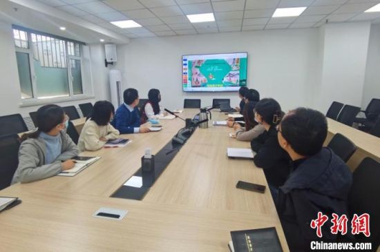圖為甘肅教育出版社《寫給青少年的敦煌故事》叢書項目組，探討圖書封面設(shè)計?！￠Z姣 攝