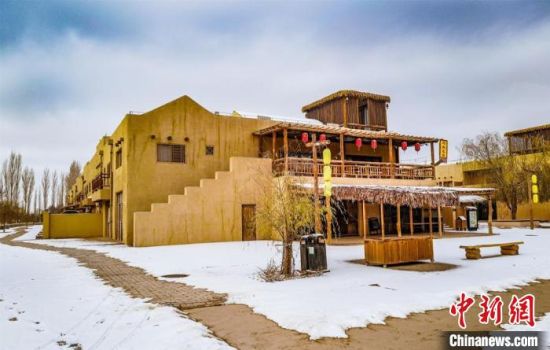 雪落敦煌月牙泉小鎮(zhèn)?！⊥醣筱y 攝