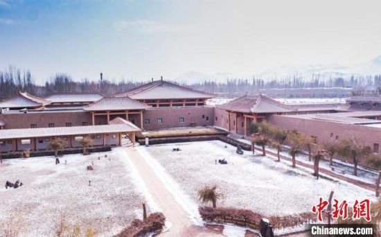 圖為雪落大漠古堡——敦煌山莊?！⊥醣筱y 攝