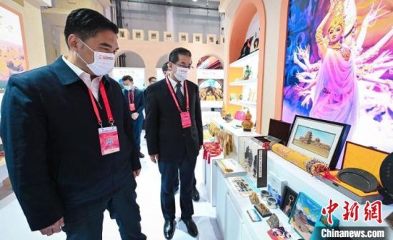 圖為甘肅省副省長(zhǎng)孫雪濤(左)與甘肅省文化和旅游廳廳長(zhǎng)陳衛(wèi)中(右)一同參觀“甘肅館”?！「拭C省文化和旅游廳供圖