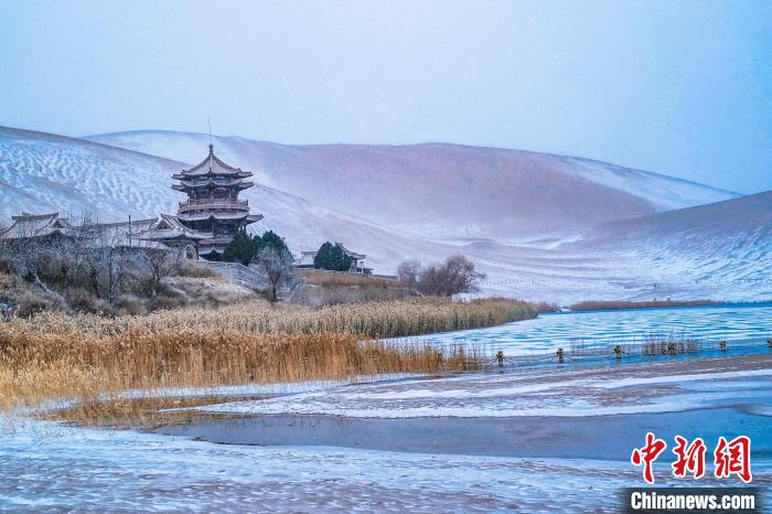 2021年11月28日，雪落鳴沙山月牙泉景區(qū)。　王斌銀 攝