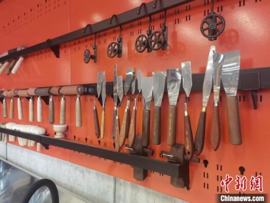 圖為徐晉林制作雕版敦煌壁畫所用工具?！￠Z姣 攝