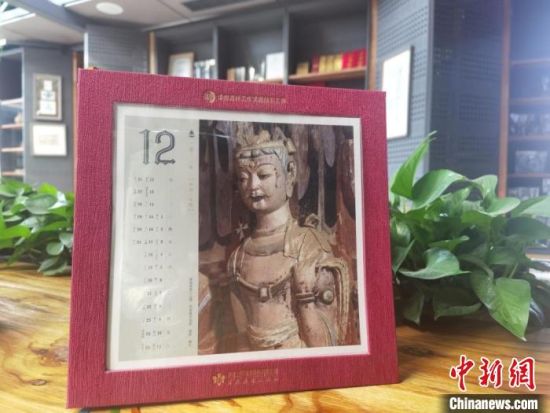 圖為徐晉林制作的敦煌題材的手工書《走進(jìn)沙漠敦煌——莫高窟與藏書票藝術(shù)》，深受讀者喜愛?！￠Z姣 攝