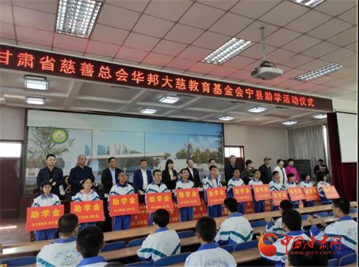 “新年新衣”迎來(lái)愛心伙伴 冬日送溫暖讓愛多一度