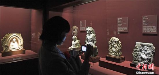2018年8月，《平山郁夫的絲路世界——平山郁夫絲綢之路美術(shù)館文物展》在甘肅敦煌莫高窟開展。中新社記者 楊艷敏 攝