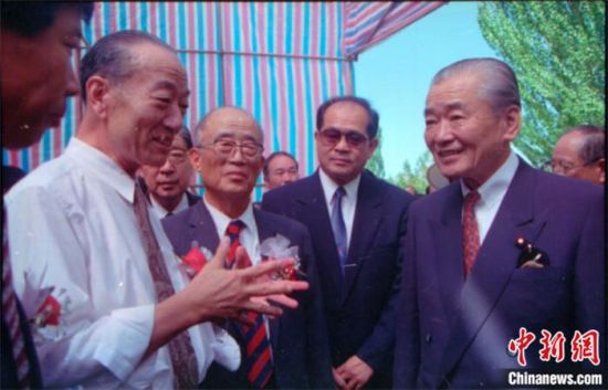 1994年8月，時任日本首相竹下登(右一)與時任敦煌研究院院長段文杰在莫高窟親切交談。中新社發(fā) 婁婕 供圖